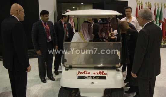 السفير قطان يقود عربة الجولف لسعود الفيصل في ختام قمة مصر