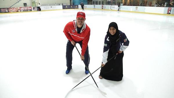 لاعب هوكي روسي يحقق حلم إماراتية لاعب هوكي روسي يحقق حلم إماراتية