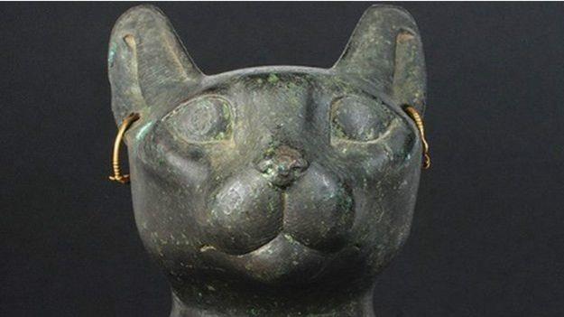 يعتقد أن عمرالتمثال يصل إلى نحو 2500 سنة