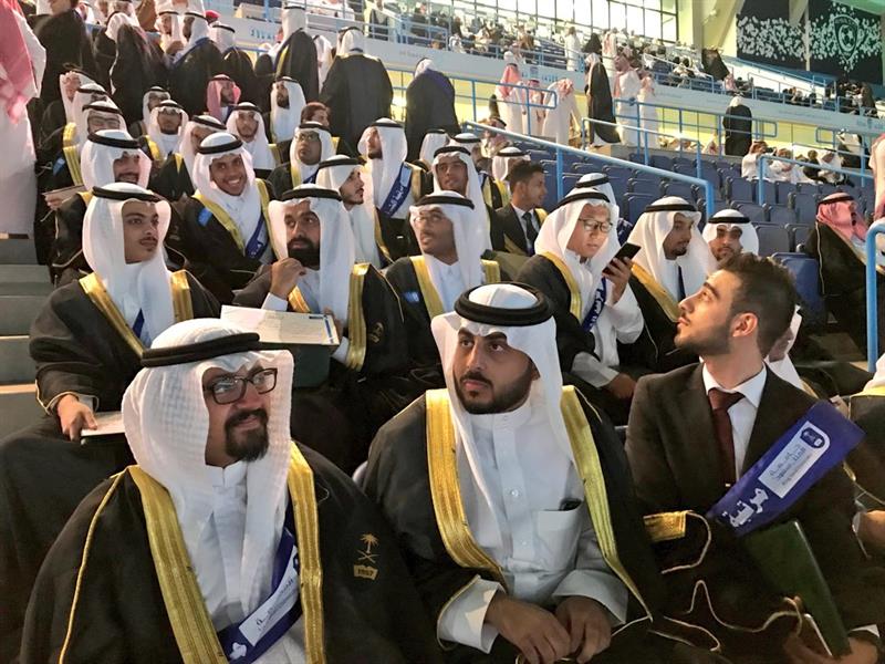 جامعة الملك سعود تسمح بحضور العائلات حفل التخرج لأول مرة.. وأمير الرياض: وجودهم عظيم (صور وفيديو)
