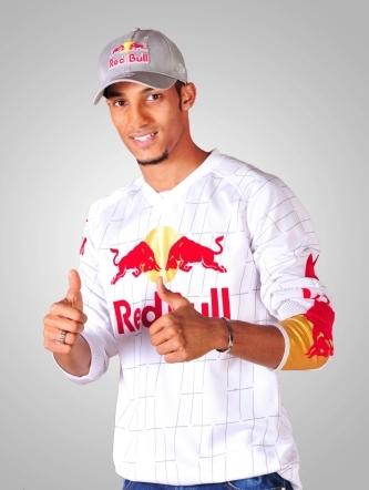 هزازي يوقع عقد الانضمام الى فريق ابطال ريد بول