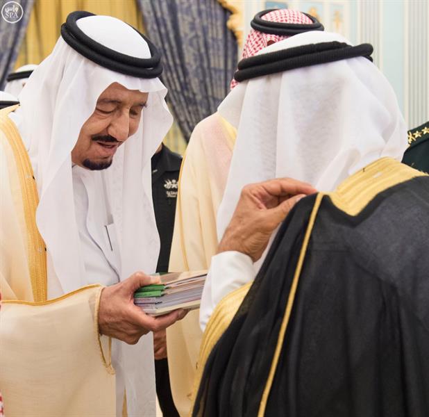 بالصور.. خادم الحرمين يستقبل عدد من الأمراء ومفتي عام المملكة وجموعاً من المواطنين