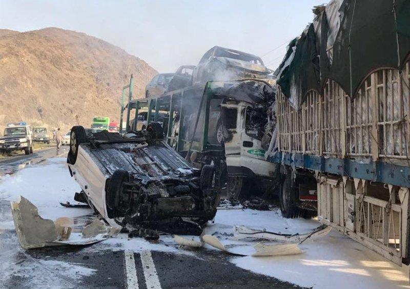 تفحم جثتي سائقي شاحنتين بعد حادث مروع شمال مكة (صورة)
