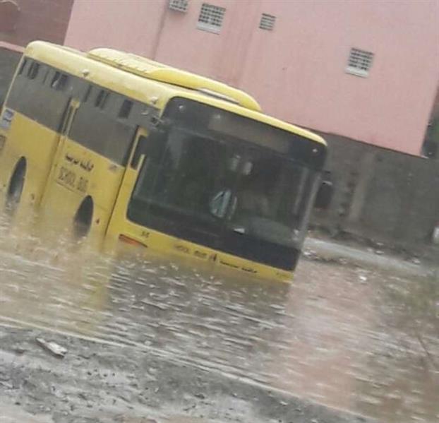 رجل أمن وزوجته ينقذان طالبات ابتدائية بصبيا بعد غرق حافلتهن