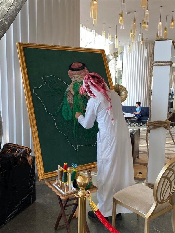 صاحب لوحة الخيوط والمسامير للملك سلمان يكشف التغيير الوحيد عن الصورة الأصلية 