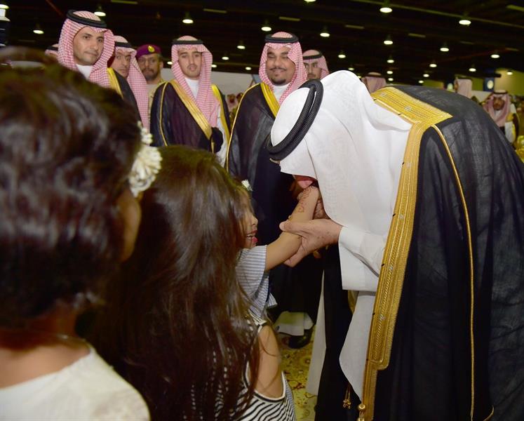 بالصور.. أمير نجران يقبّل أيادي ورؤوس أبناء الشهداء ويشارك أهالي المنطقة العرضة 