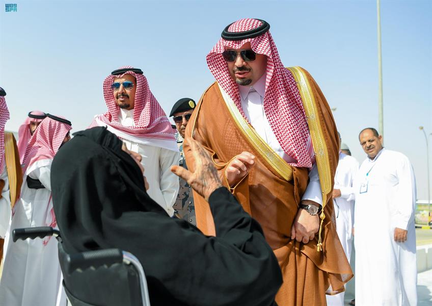 أمير الحدود الشمالية يستقبل الدفعة الأولى من حجاج العراق عبر منفذ جديدة عرعر