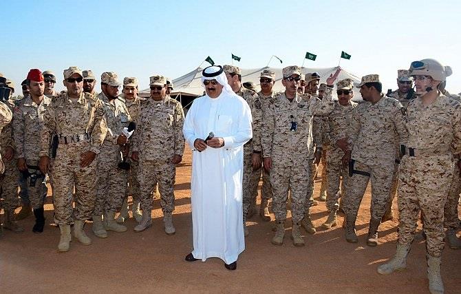 متعب بن عبدالله يعايد قوات الحرس الوطني في عرعر