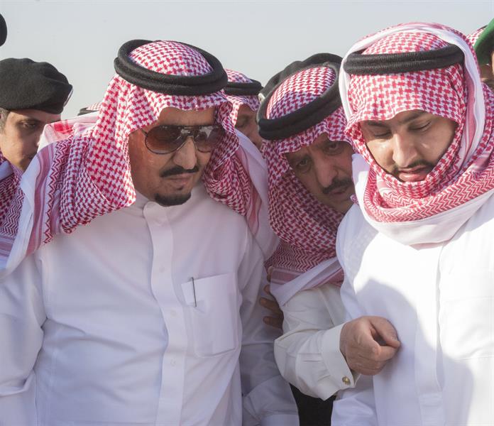 بالصور.. خادم الحرمين الشريفين يتقدم المصلين على الأمير تركي بن عبدالعزيز