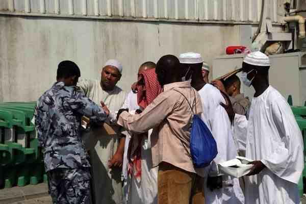 صور ترصد إنسانية رجال الأمن بجانب تطبيق النظام خلال الحج