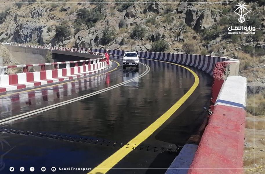 نائب وزير النقل يقف على عدد من مشاريع الطرق بمناطق جازان وعسير ومكة