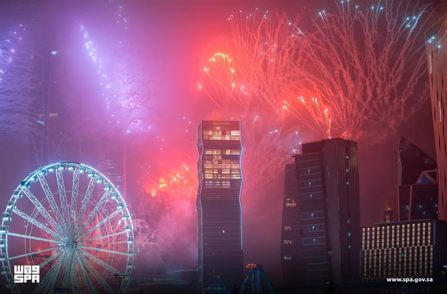 Watch.. Huge fireworks light up the Riyadh sky with joy at the start of the New Year 