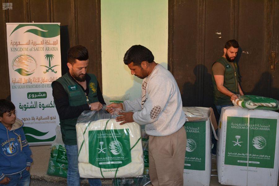 مركز الملك سلمان للإغاثة يوزع مساعدات إيوائية عاجلة للسوريين المتضررين من الحريق 