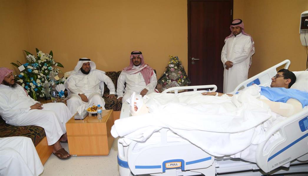 بالصور .. سمو رئيس نادي الهلال يزور المشجع الهلالي المنيع بالصور .. سمو رئيس نادي الهلال يزور المشجع الهلالي المنيع