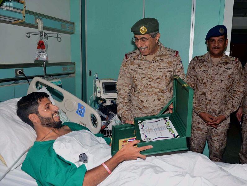 رئيس هيئة الأركان العامة يعايد مصابي القوات المسلحة رئيس هيئة الأركان العامة يعايد مصابي القوات المسلحة