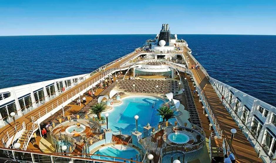  وصول ثاني فندق عائم إلى الدوحة