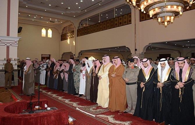 بالصور.. أمير منطقة الجوف يتقدم المصلين على جثمان الشهيد محارب الشراري بالصور.. أمير منطقة الجوف يتقدم المصلين على جثمان الشهيد محارب الشراري