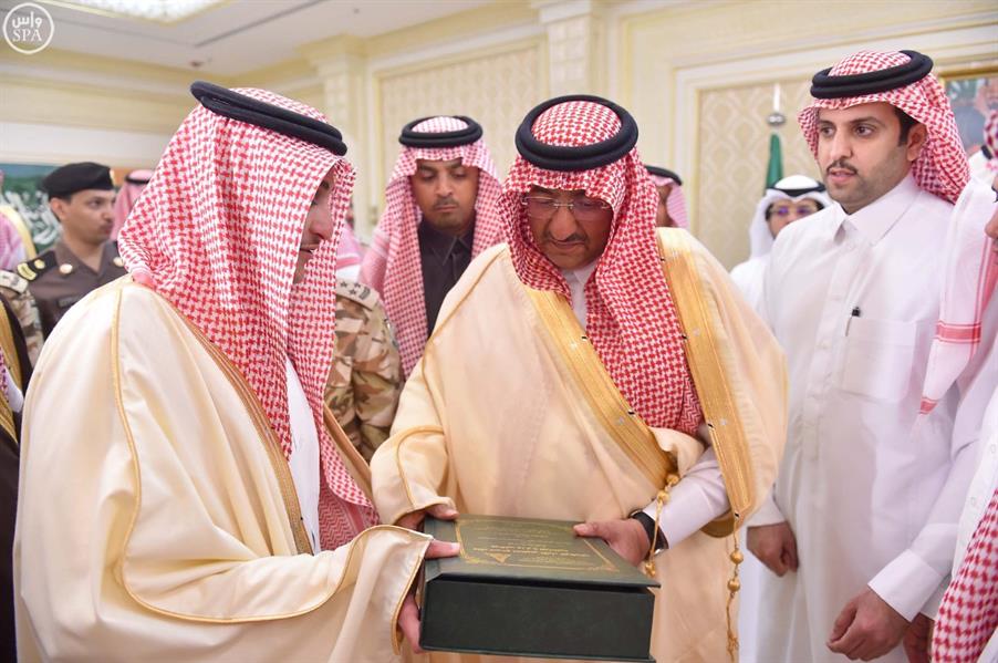 ولي العهد يستقبل الأمراء والمشايخ وكبار مسؤولي وزارة الداخلية وقادة القطاعات الأمنية