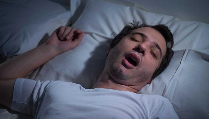 هل تتكلم أثناء نومك؟ لست وحدك.. إليك أسباب الحالة والعلاج