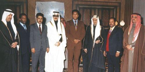 مغردون ينشرون صورة لـ محمد علي كلاي برفقة الملك فيصل والملك فهد ـ (صورة)