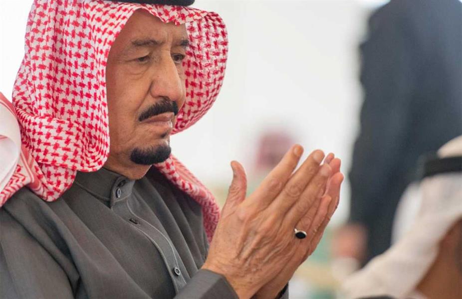  خادم الحرمين وعدد من قادة رعد الشمال يؤدون صلاة الجمعة في جامع الضيافة الملَكية بحفر الباطن