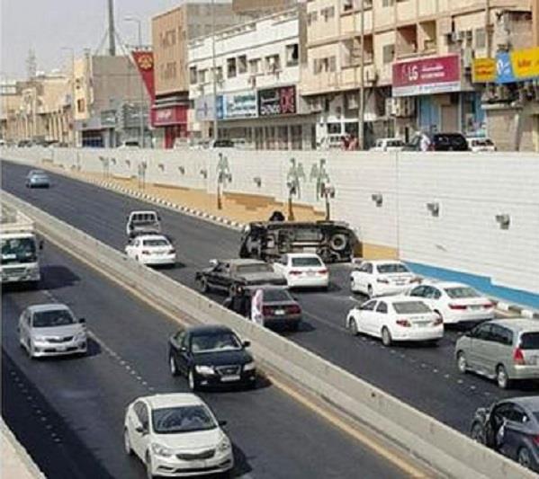 انقلاب مركبة يربك الحركة المرورية على طريق الهفوف - المبرز