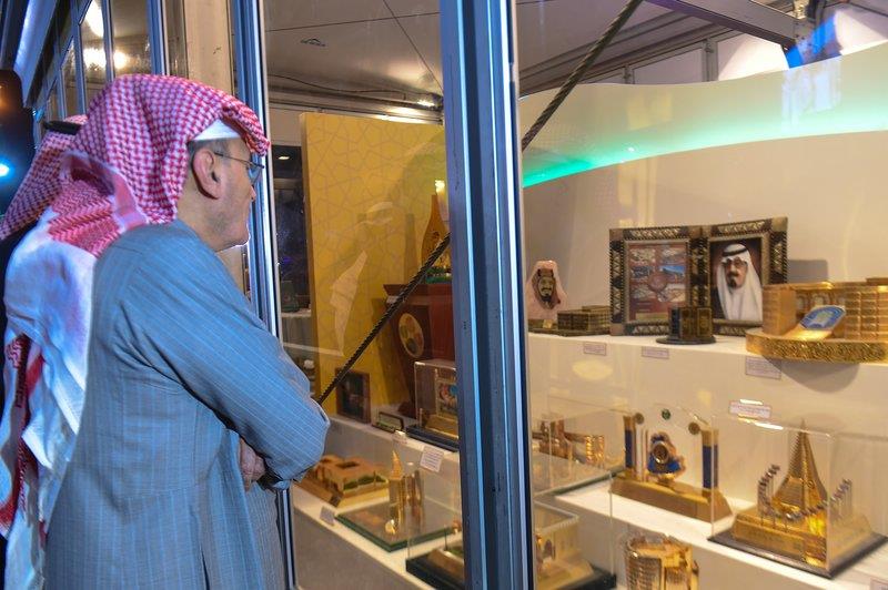 خالد بن عبدالله يزور جناح والده بـ