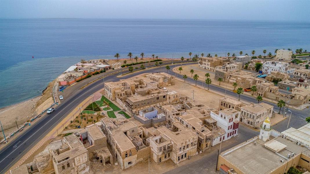 بلدة سعودية مبنية بالكامل من الطين وتطل على البحر الأحمر بلدة سعودية مبنية بالكامل من الطين وتطل على البحر الأحمر