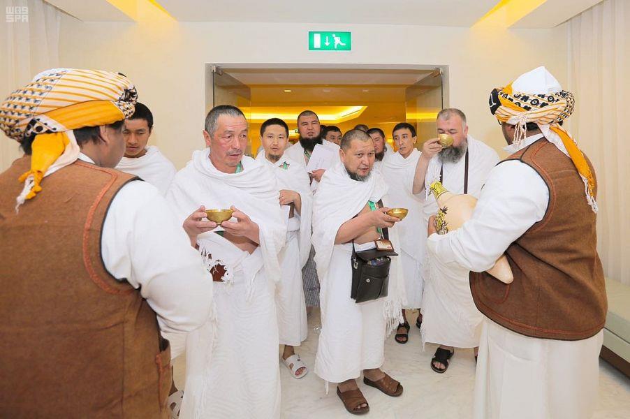 ضيوف برنامج خادم الحرمين الشريفين يصلون مكة المكرمة ويؤدون مناسك العمرة