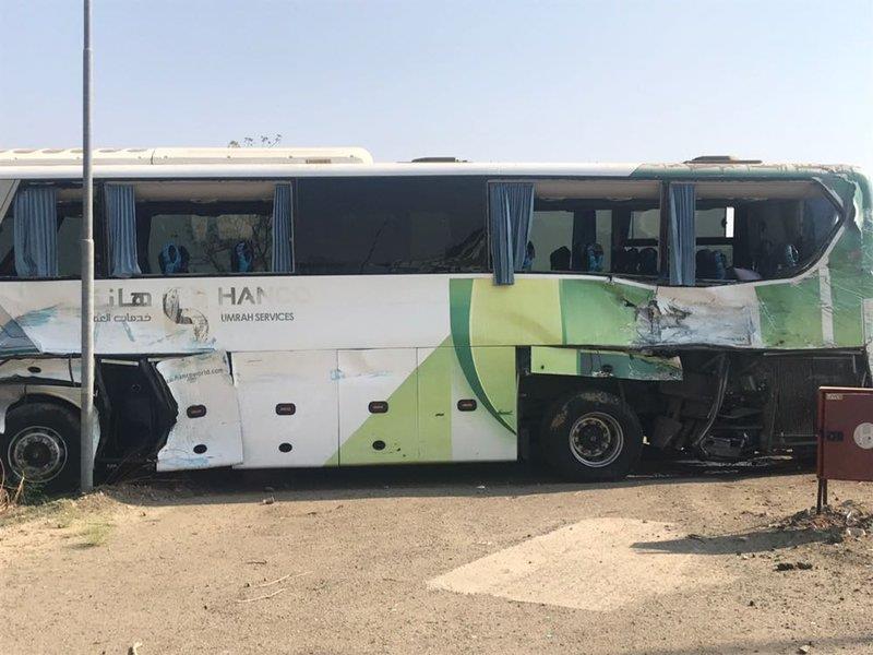شاهد.. تصادم بين حافلة وشاحنة يسفر عن إصابة 18 شخصا بمكة