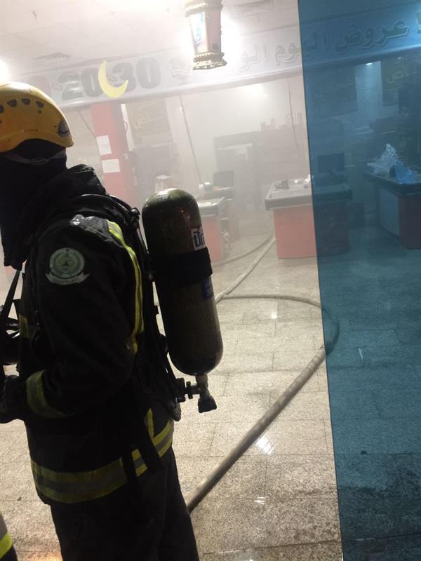 حريق كهربائي يلتهم محلا للجوالات في ينبع