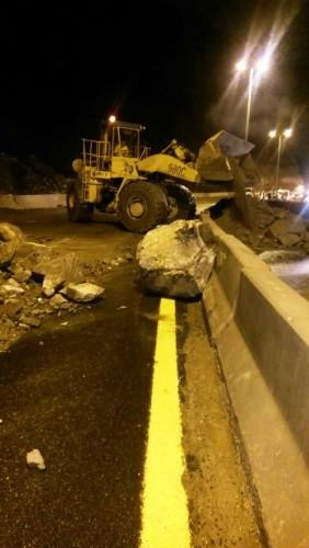 الأمطار تغلق «عقبة الهدا» بعد سقوط الصخور على الطريق