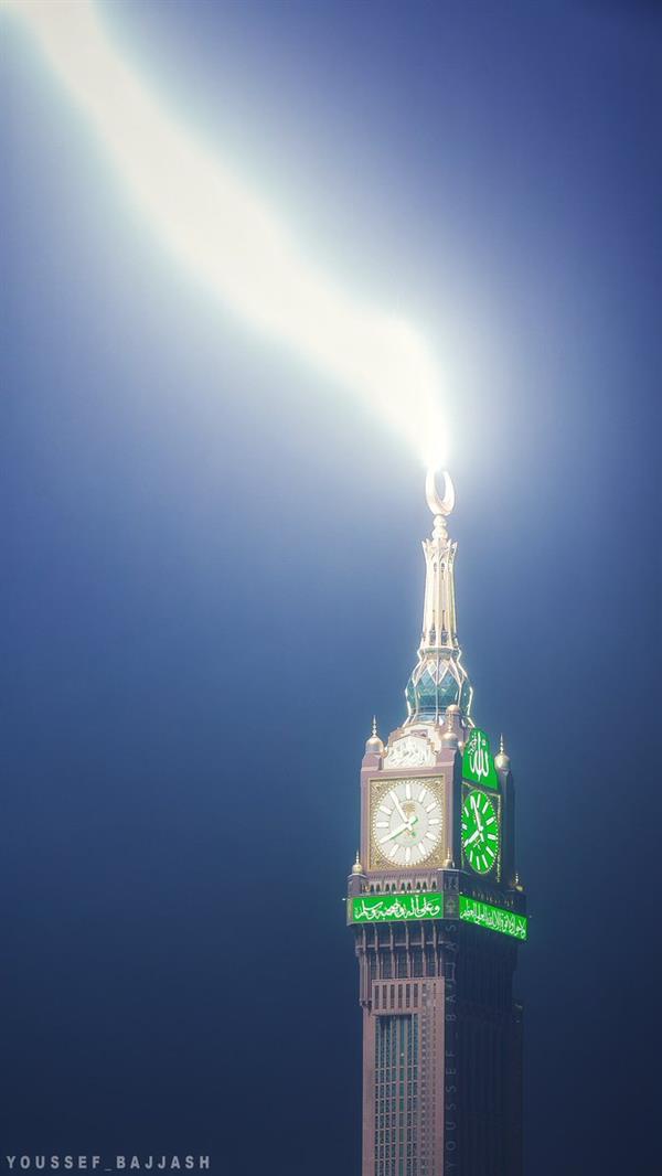 لحظة إصابة صاعقة رعدية قمة برج الساعة 