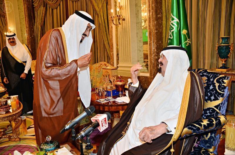 خادم الحرمين الشريفين يستقبل المهنئين بشهر رمضان 