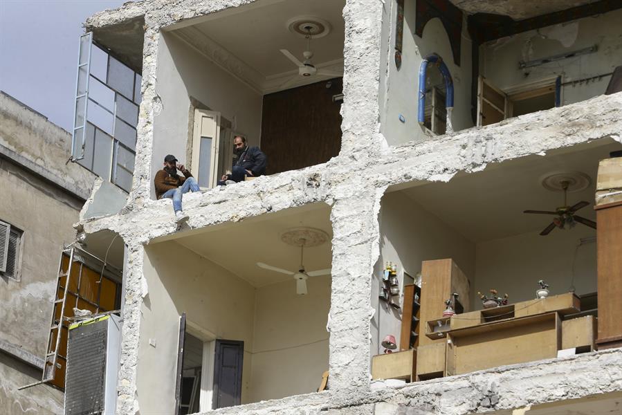 سوريون يرفضون مغادرة منازلهم المتصدّعة بفعل الزلزال في مدينة حلب