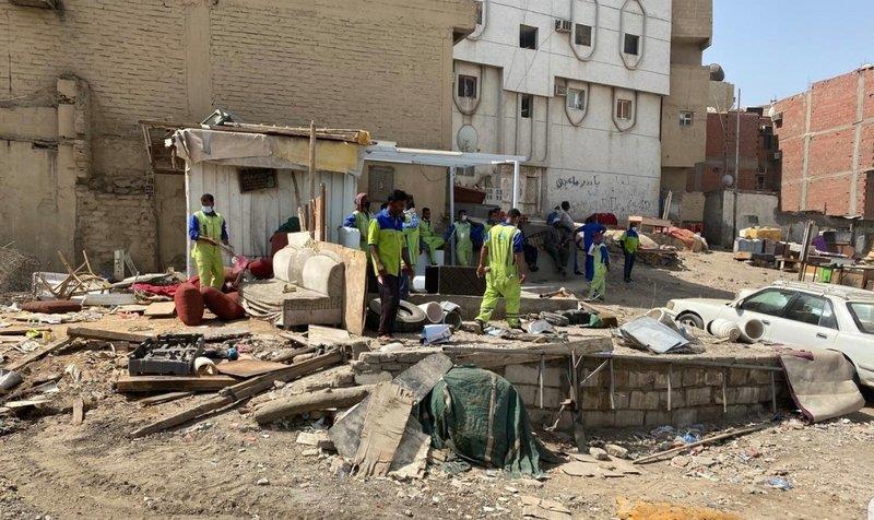 بالصور.. مصادرة وإتلاف خردوات وأدوات منزلية بـ