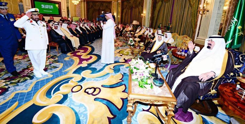 خادم الحرمين الشريفين يستقبل المهنئين بشهر رمضان 