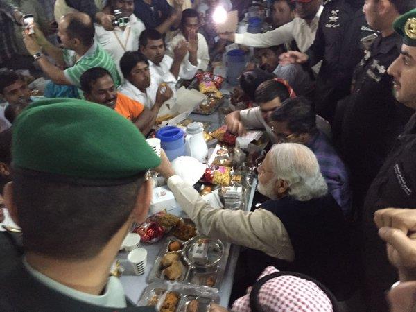 رئيس وزراء الهند يتناول الطعام مع الجالية الهندية بالرياض