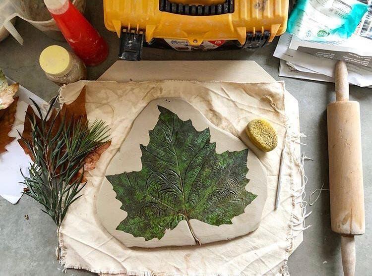 سعودية تبدع في صناعة أكواب الخزف بأشكال غير مألوفة سعودية تبدع في صناعة أكواب الخزف بأشكال غير مألوفة