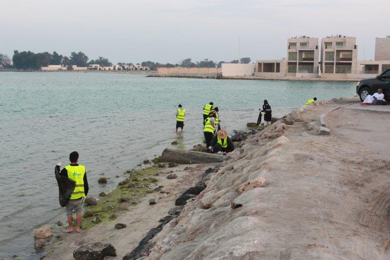 متطوعون ومتطوعات يشاركون في مبادرة بحر بلا بلاستيك