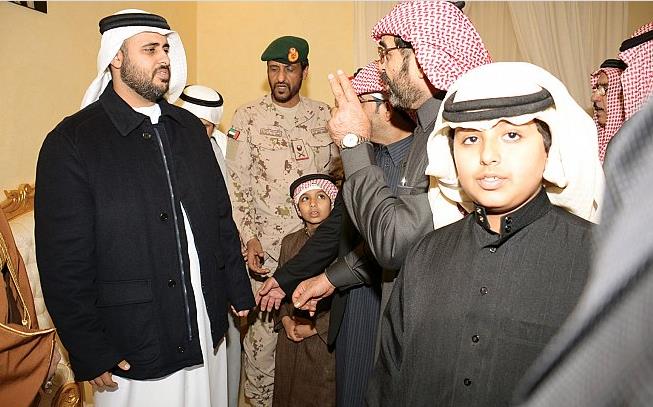 بالفيديو والصور.. ذياب بن محمد بن زايد ووفد عسكري إمارتي رفيع يقدمون العزاء لأسرة الشهيد 