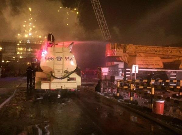 بالفيديو.. السيطرة على حريق في خزان إحدى شركات الجبيل الصناعية