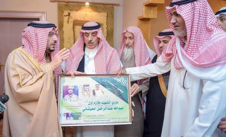 أمير القصيم ينقل تعازي القيادة في الشهيد عبدالله الحوشاني