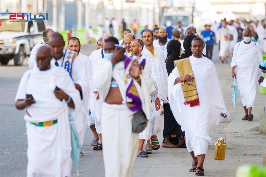 توافد الحجاج إلى مشعر منى لقضاء يوم التروية استعدادا للوقوف بعرفة غدا توافد الحجاج إلى مشعر منى لقضاء يوم التروية استعدادا للوقوف بعرفة غدا