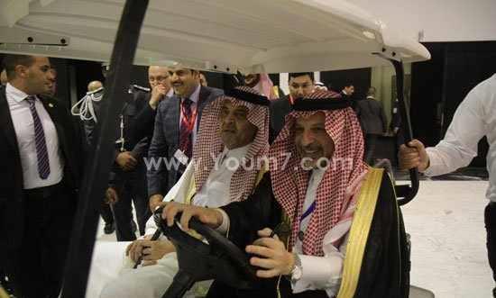 السفير قطان يقود عربة الجولف لسعود الفيصل في ختام قمة مصر