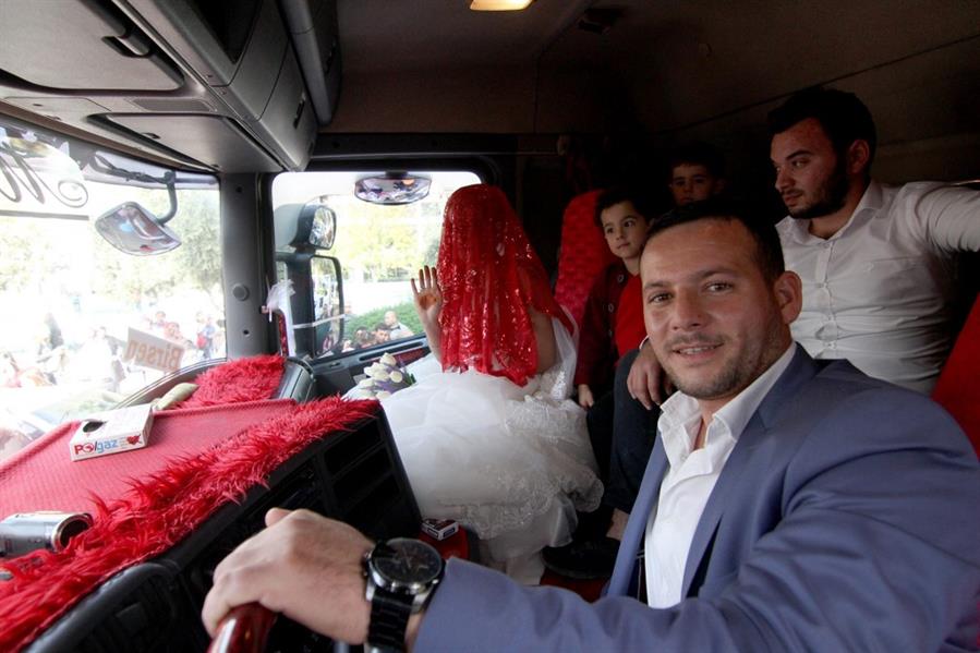 بالصور.. زفاف على متن الشاحنات في ولاية موغلا التركية