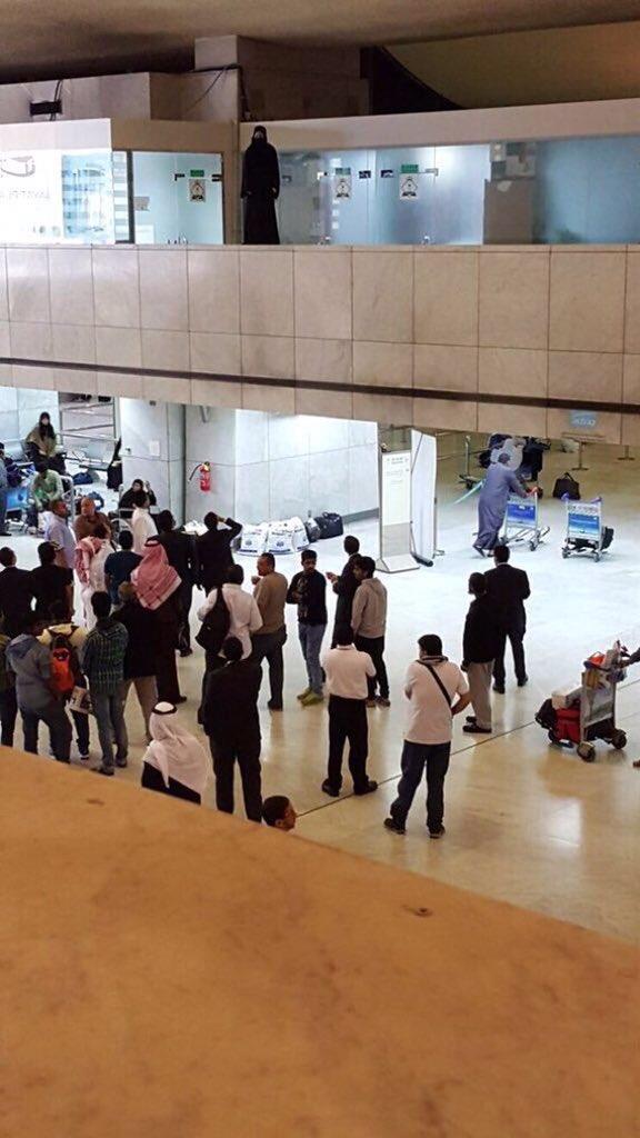 إنقاذ فتاة هددت برمي نفسها من الطابق الأول في مطار جدة إنقاذ فتاة هددت برمي نفسها من الطابق الأول في مطار جدة