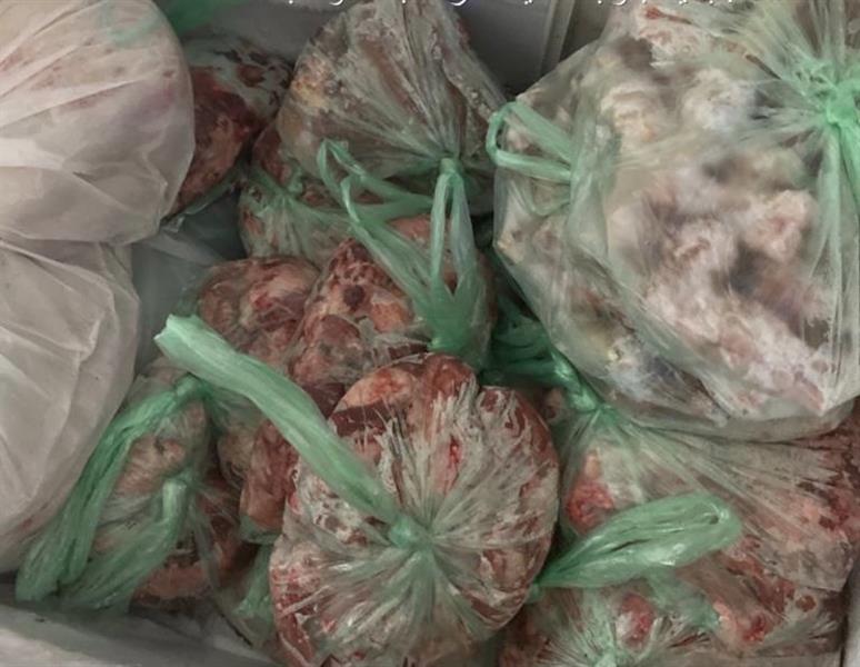 ضَبْط كميات من اللحوم مجهولة المصدر داخل مطبخ في الطائف