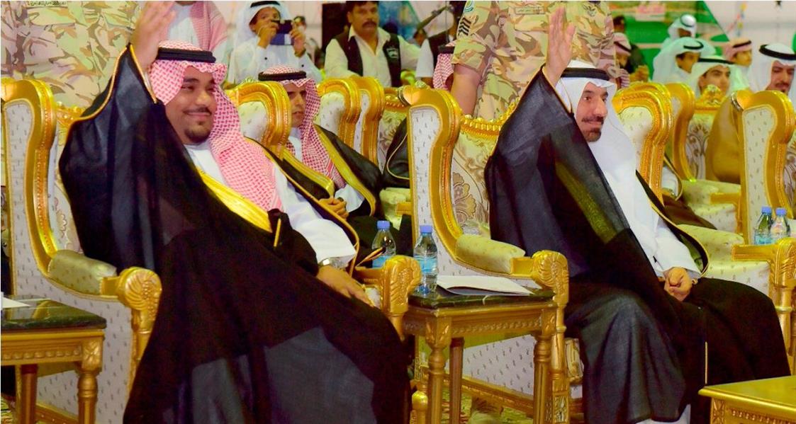 بالصور.. أمير نجران يقبّل أيادي ورؤوس أبناء الشهداء ويشارك أهالي المنطقة العرضة 