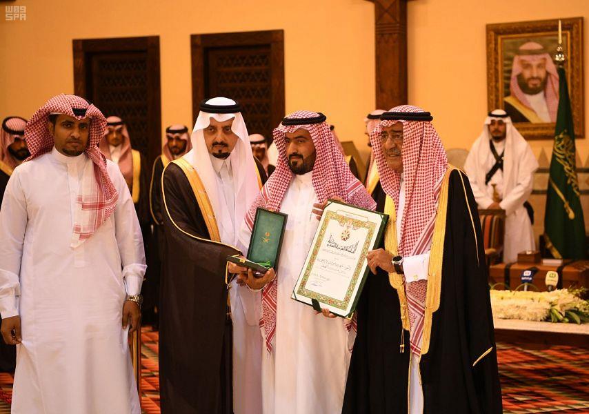 بنظرات يعلوها التأثر.. الأمير مقرن يرعى حفل تكريم شهداء 